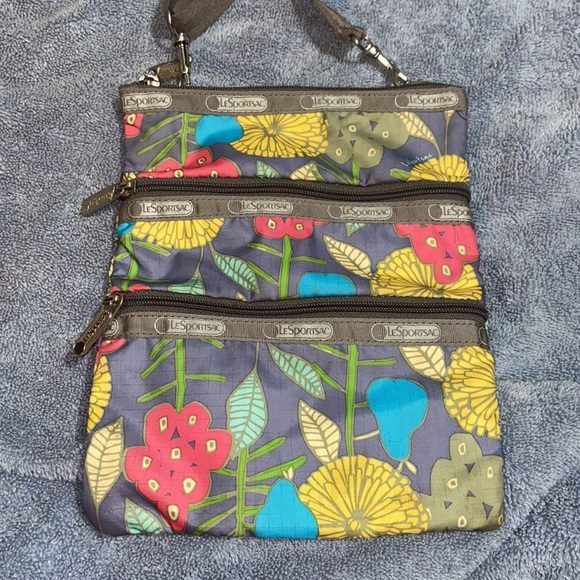 Like new LeSportSac triple zip Crossbody Bag - Picture 4 of 8